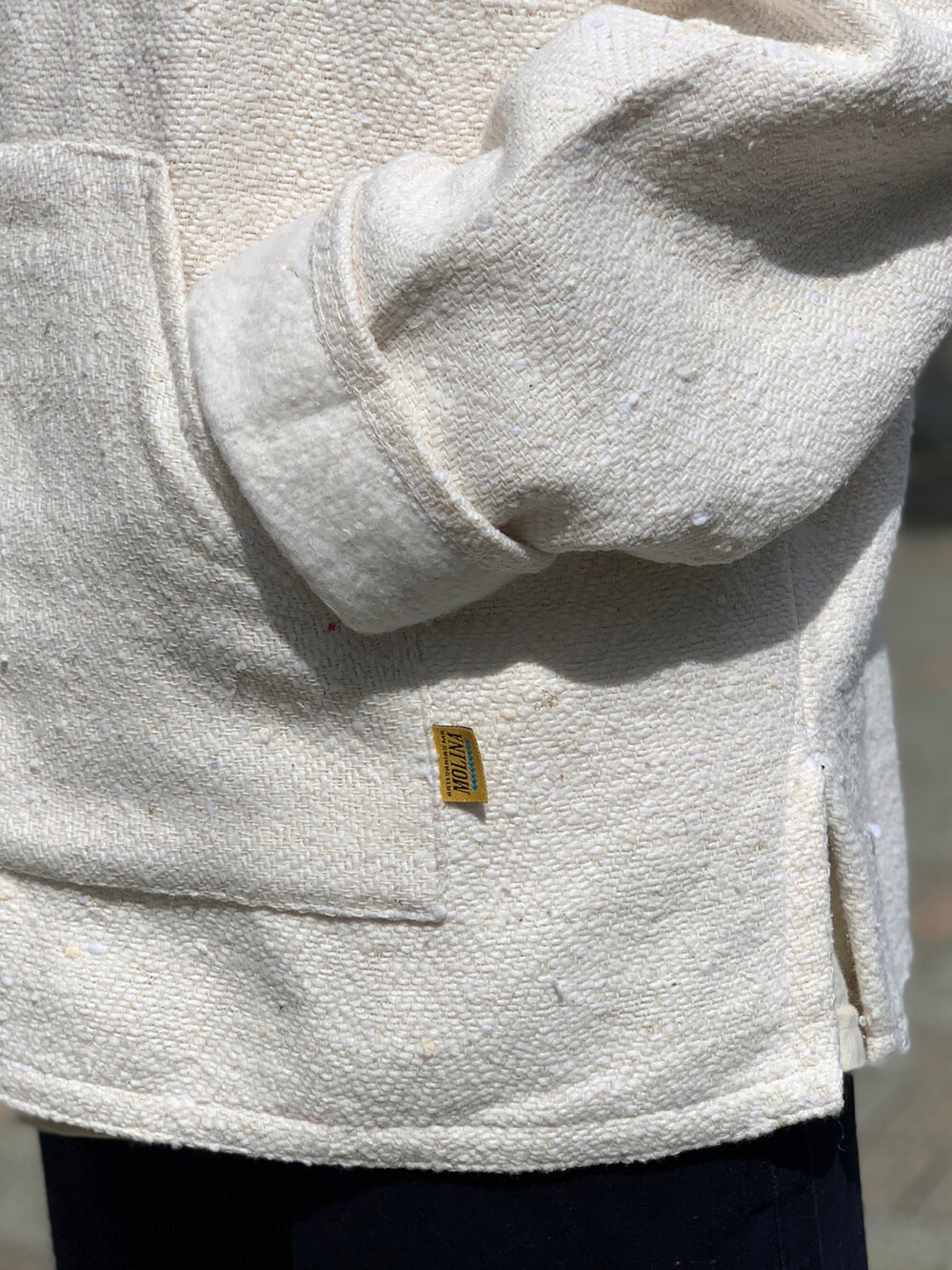 ブルー系のチノパンツを着用したメンズの秋コーディネートの5枚目の写真