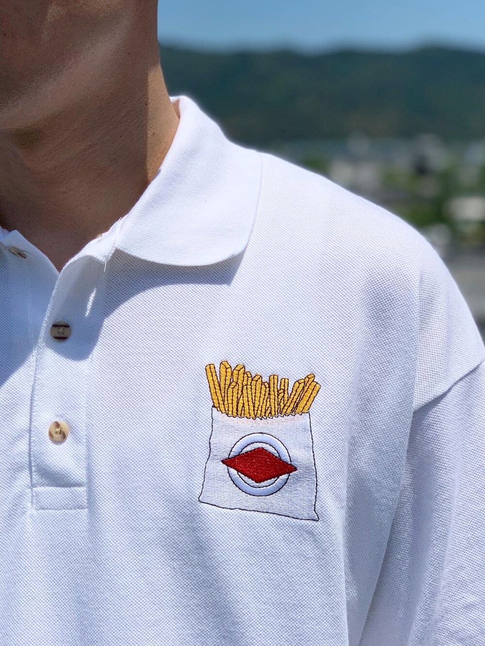 ベージュ系のスニーカーを着用したメンズの夏コーディネートの3枚目の写真