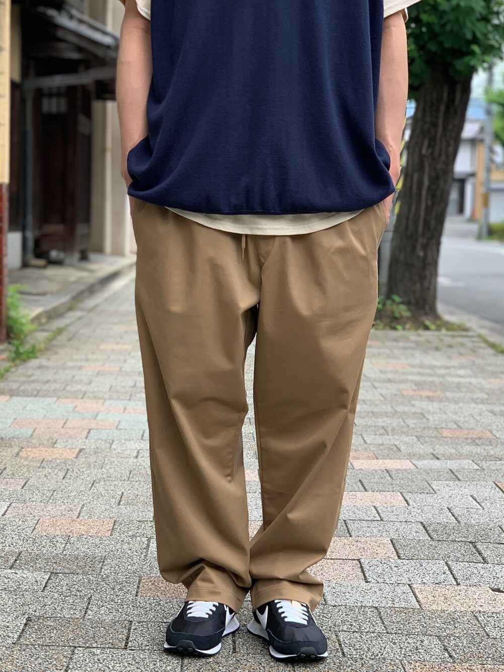 ブラック系のスニーカーを着用したメンズの夏コーディネートの4枚目の写真