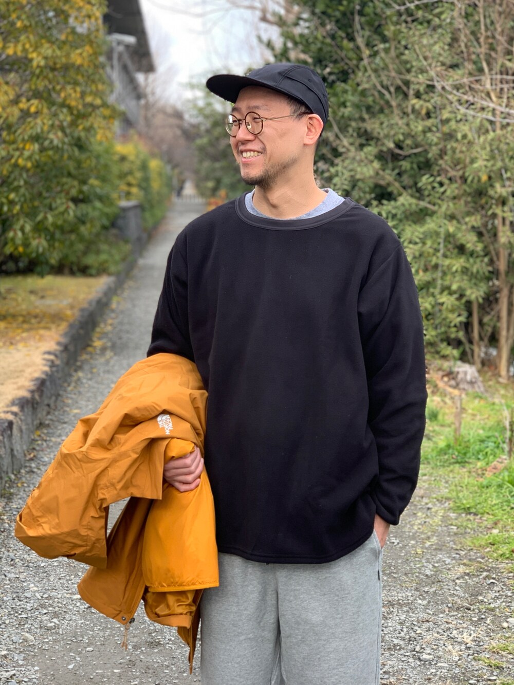 イエロー系のナイロンジャケットを着用したメンズの春コーディネートの5枚目の写真