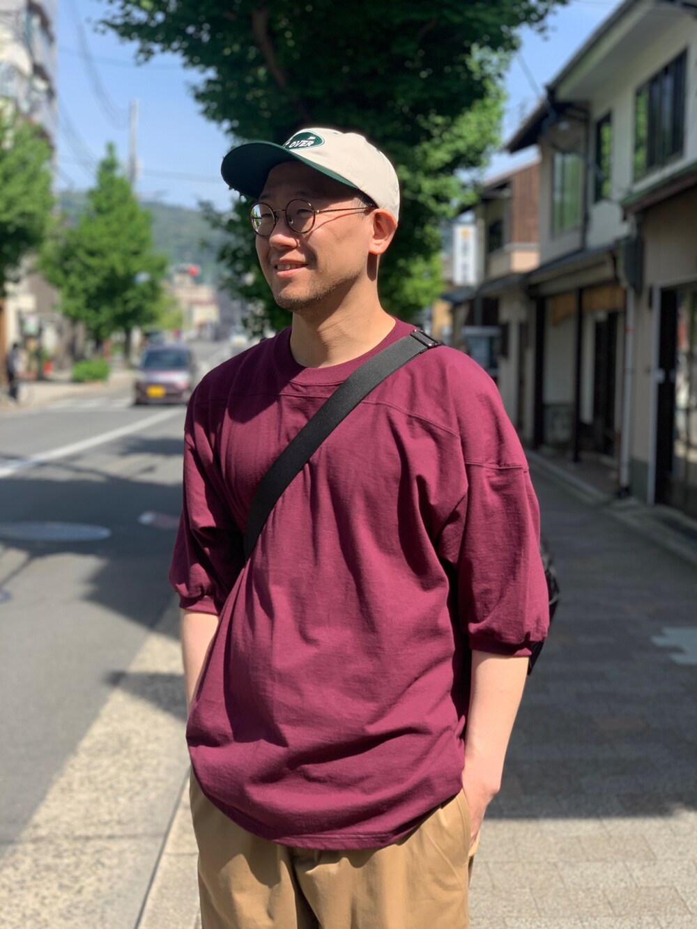 ベージュ系のチノパンツを着用したメンズの夏コーディネートの3枚目の写真