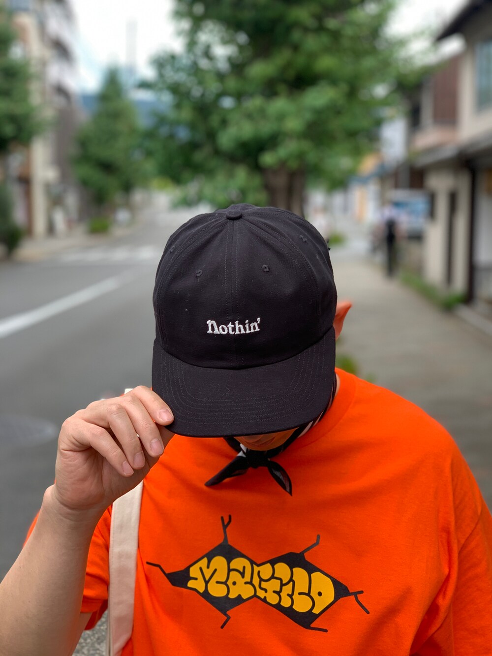 ブルー系のチノパンツ、ブラック系のスニーカーを着用したメンズの秋コーディネートの5枚目の写真