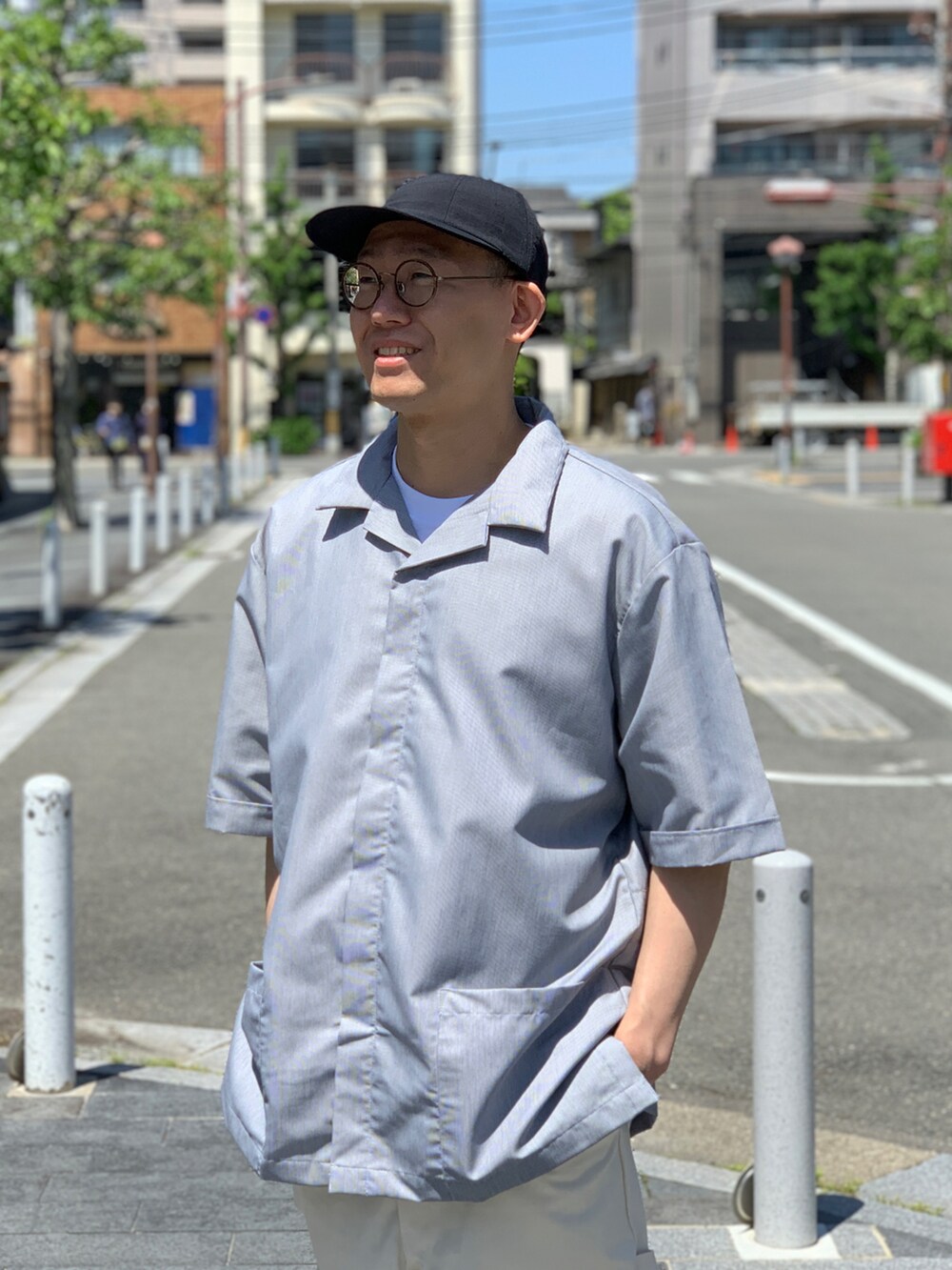 ホワイト系のTシャツ/カットソーを着用したメンズの夏コーディネートの3枚目の写真