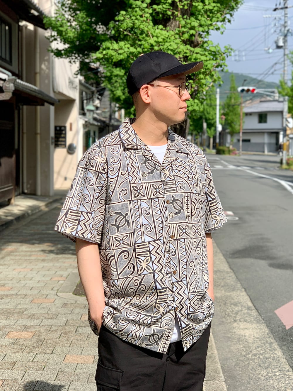 ブラウン系のカーゴパンツを着用したメンズの夏コーディネートの2枚目の写真