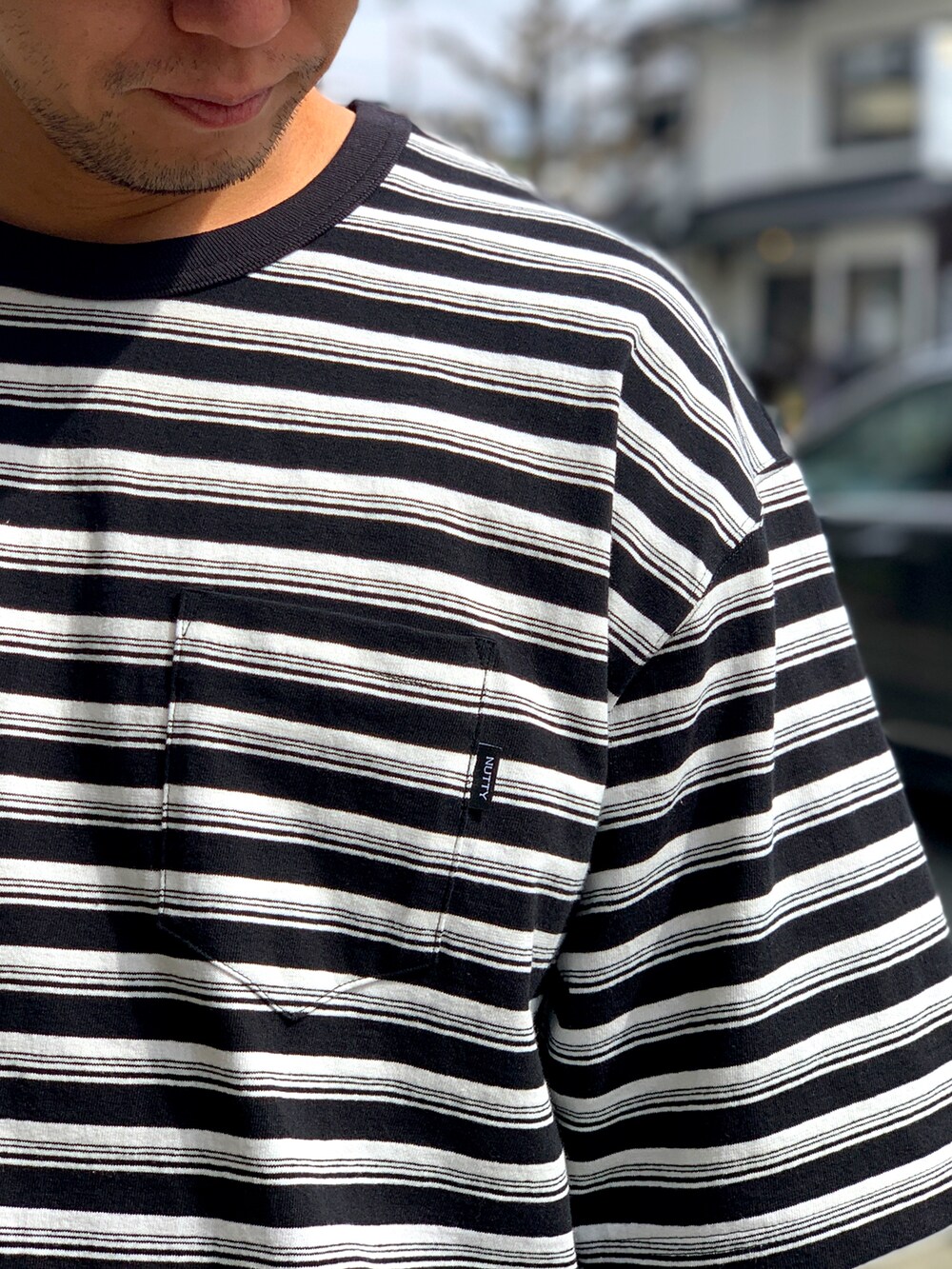 ブラック系のTシャツ/カットソー、ブルー系のその他パンツ、ブラック系のスニーカーを着用したメンズの夏コーディネートの4枚目の写真