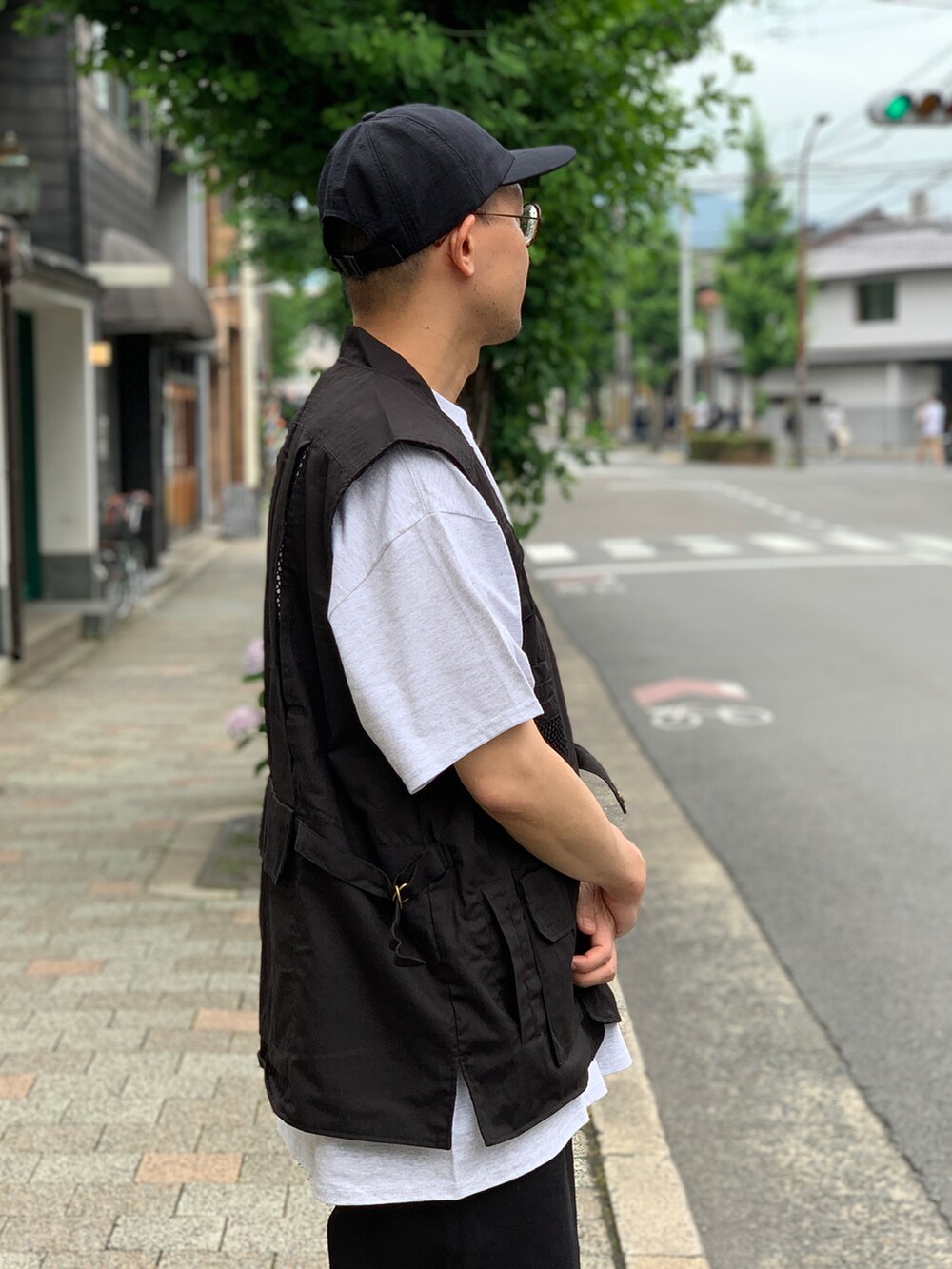 ブラック系のチノパンツを着用したメンズの夏コーディネートの3枚目の写真