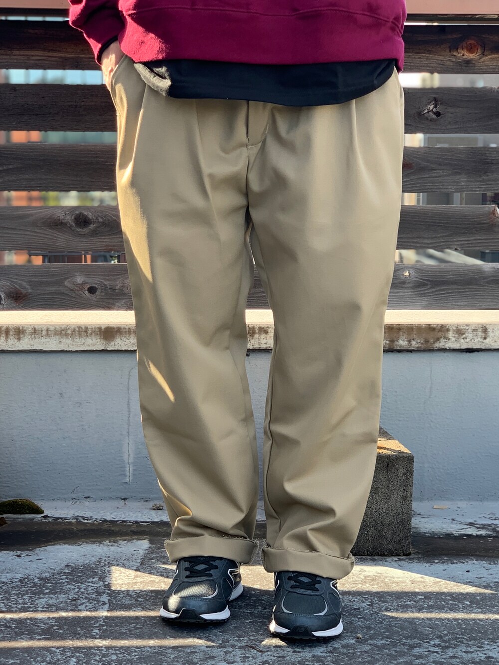 レッド系のスウェットを着用したメンズの春コーディネートの3枚目の写真