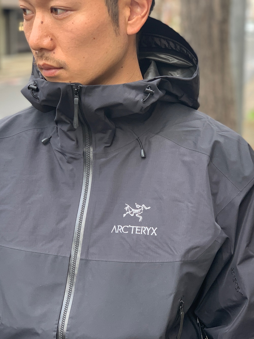 ブラック系のナイロンジャケットを着用したメンズの冬コーディネートの3枚目の写真