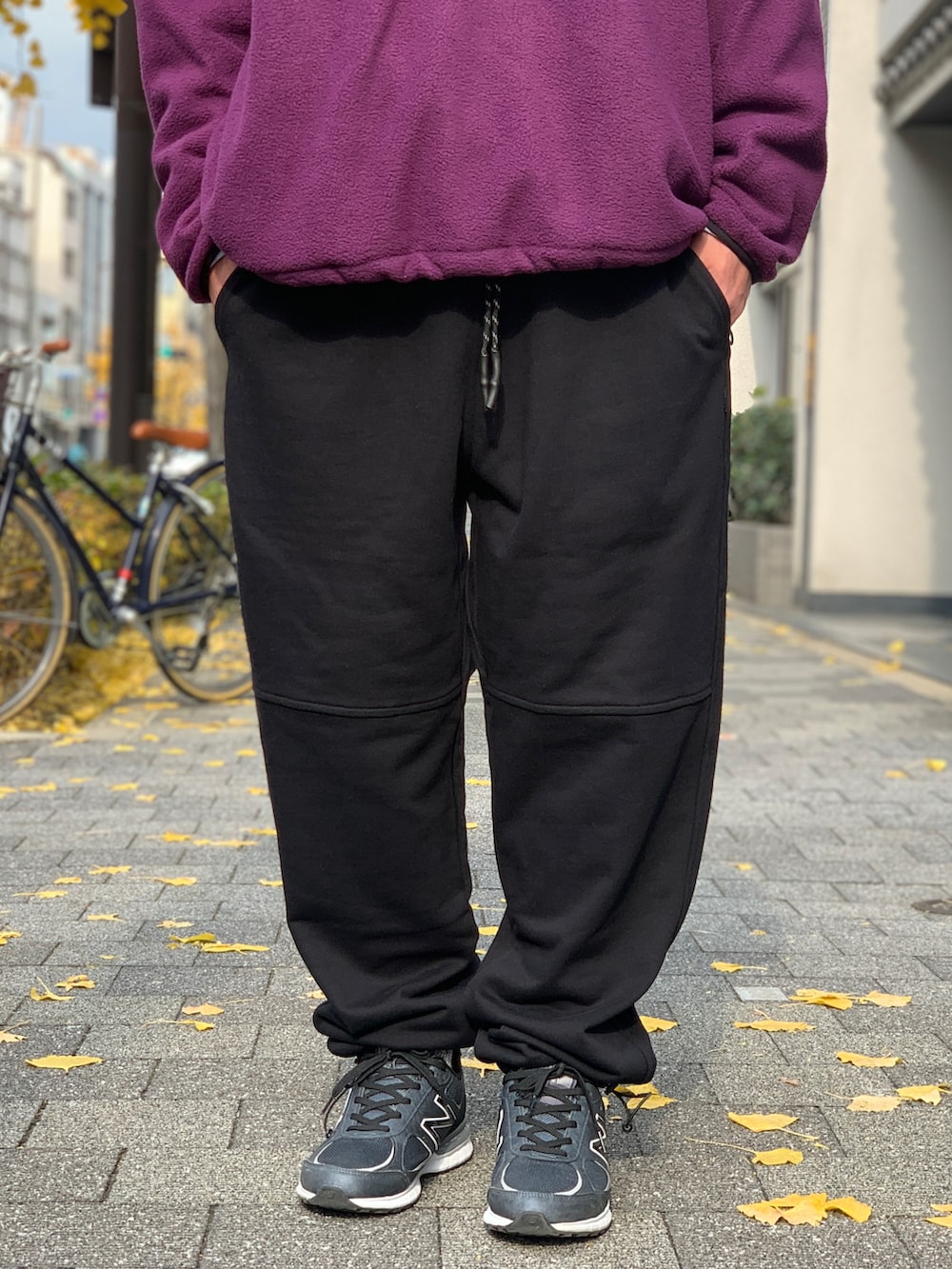 パープル系のその他アウターを着用したメンズの春コーディネートの5枚目の写真