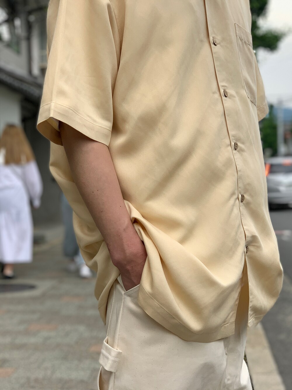 ベージュ系のチノパンツを着用したメンズの夏コーディネートの4枚目の写真