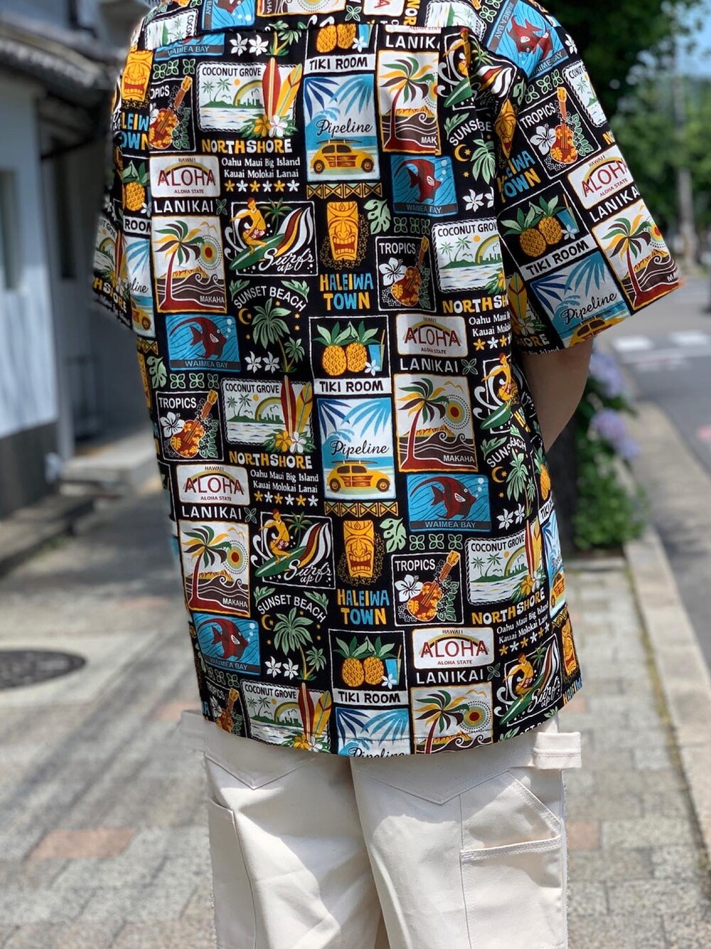 ホワイト系のその他パンツ、その他のシャツ/ブラウス、ブラック系のスニーカーを着用したメンズの夏コーディネートの3枚目の写真