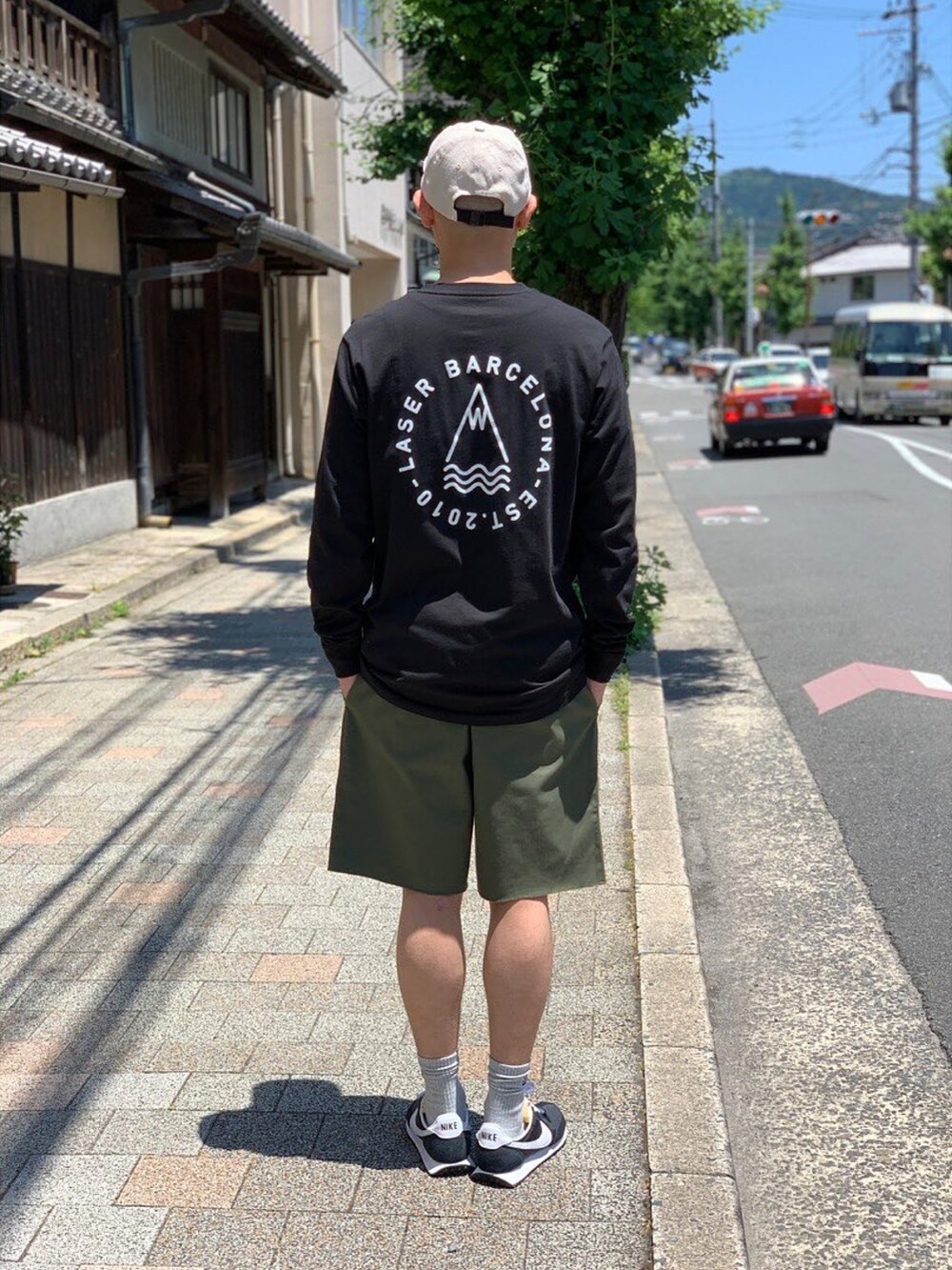 ブラック系のスニーカーを着用したメンズの秋コーディネートの2枚目の写真