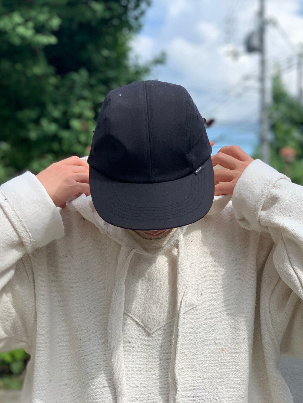 ブルー系のチノパンツを着用したメンズの秋コーディネートの2枚目の写真