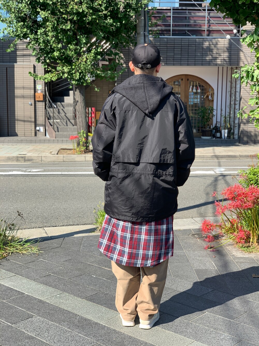 ベージュ系のその他パンツ、ブラック系のマウンテンパーカー、ブラック系のパーカーを着用したメンズの冬コーディネートの2枚目の写真