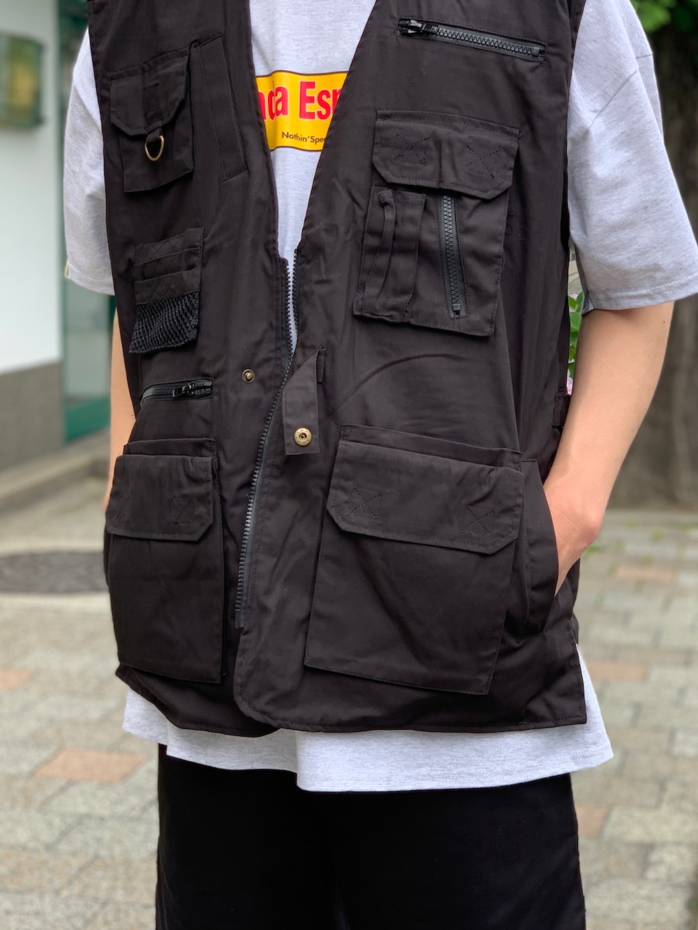 ブラック系のチノパンツを着用したメンズの夏コーディネートの4枚目の写真