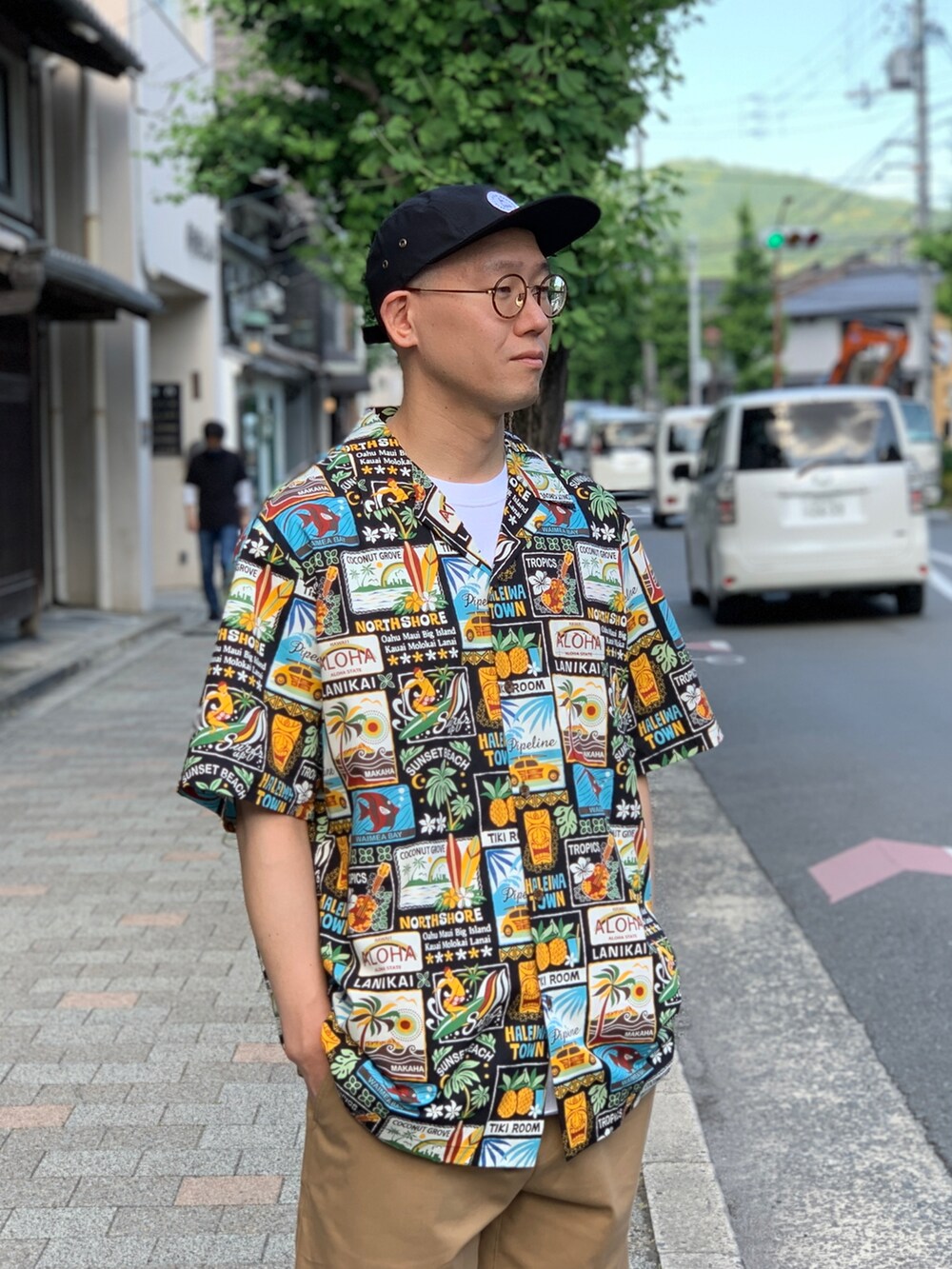 ブラック系のスニーカーを着用したメンズの秋コーディネートの3枚目の写真