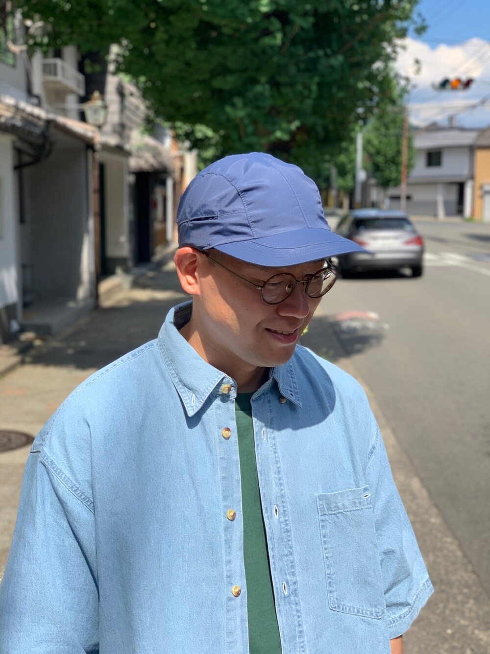 ブルー系のシャツ/ブラウスを着用したメンズの秋コーディネートの2枚目の写真