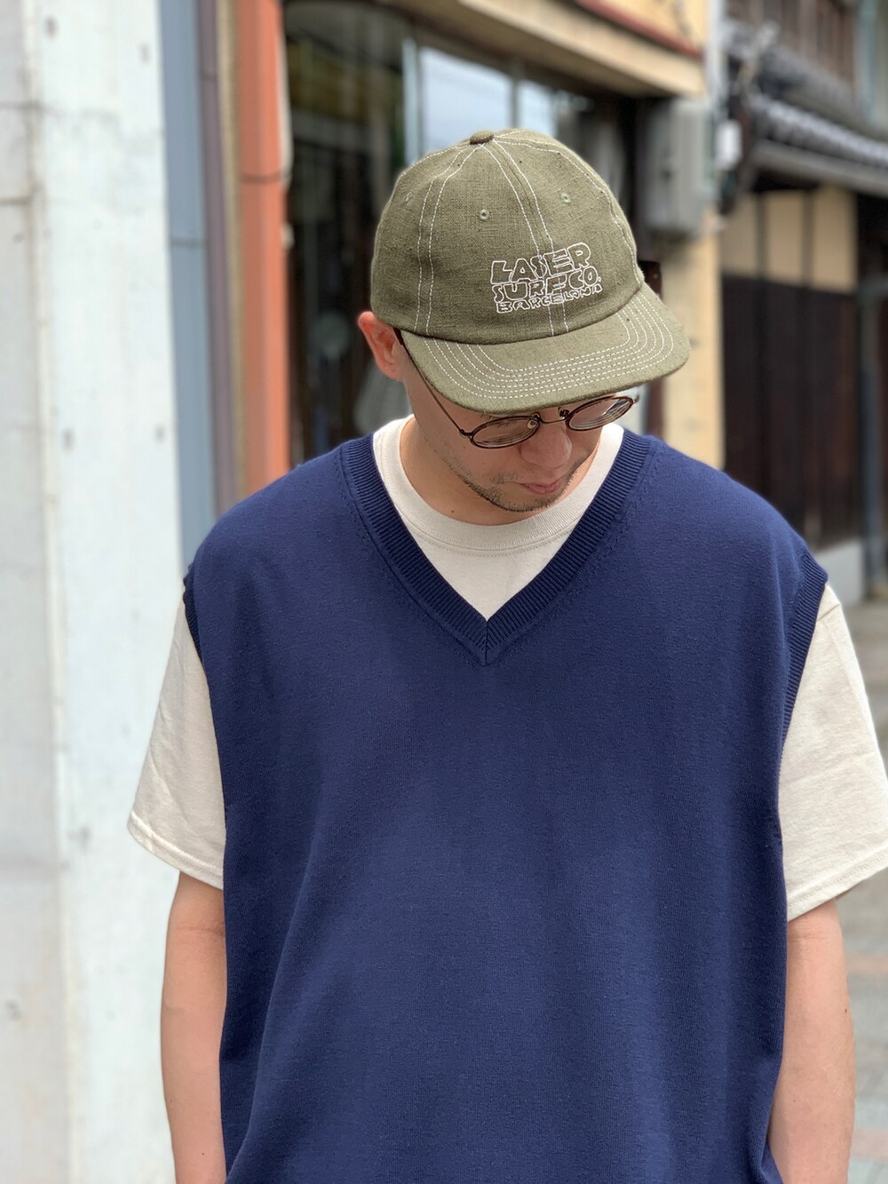 ブラック系のスニーカーを着用したメンズの夏コーディネートの3枚目の写真