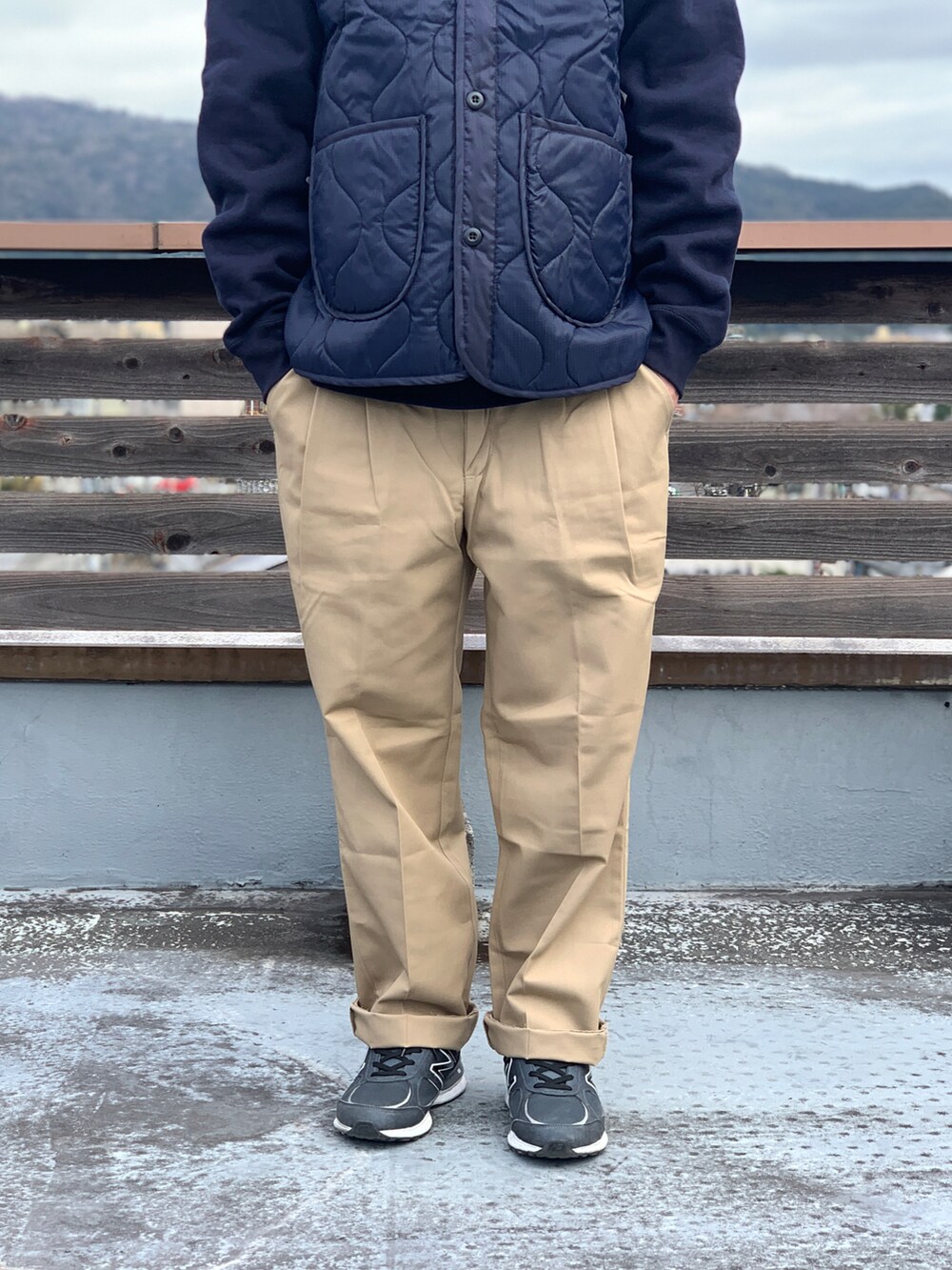 ブルー系のその他アウターを着用したメンズの春コーディネートの4枚目の写真