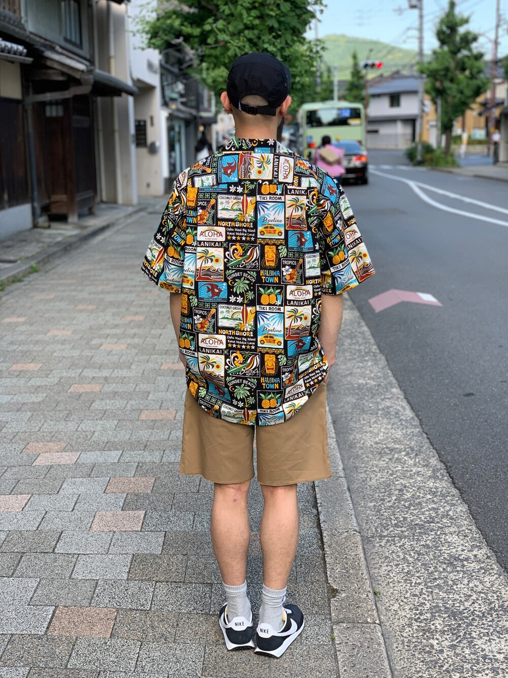 ブラック系のスニーカーを着用したメンズの秋コーディネートの2枚目の写真