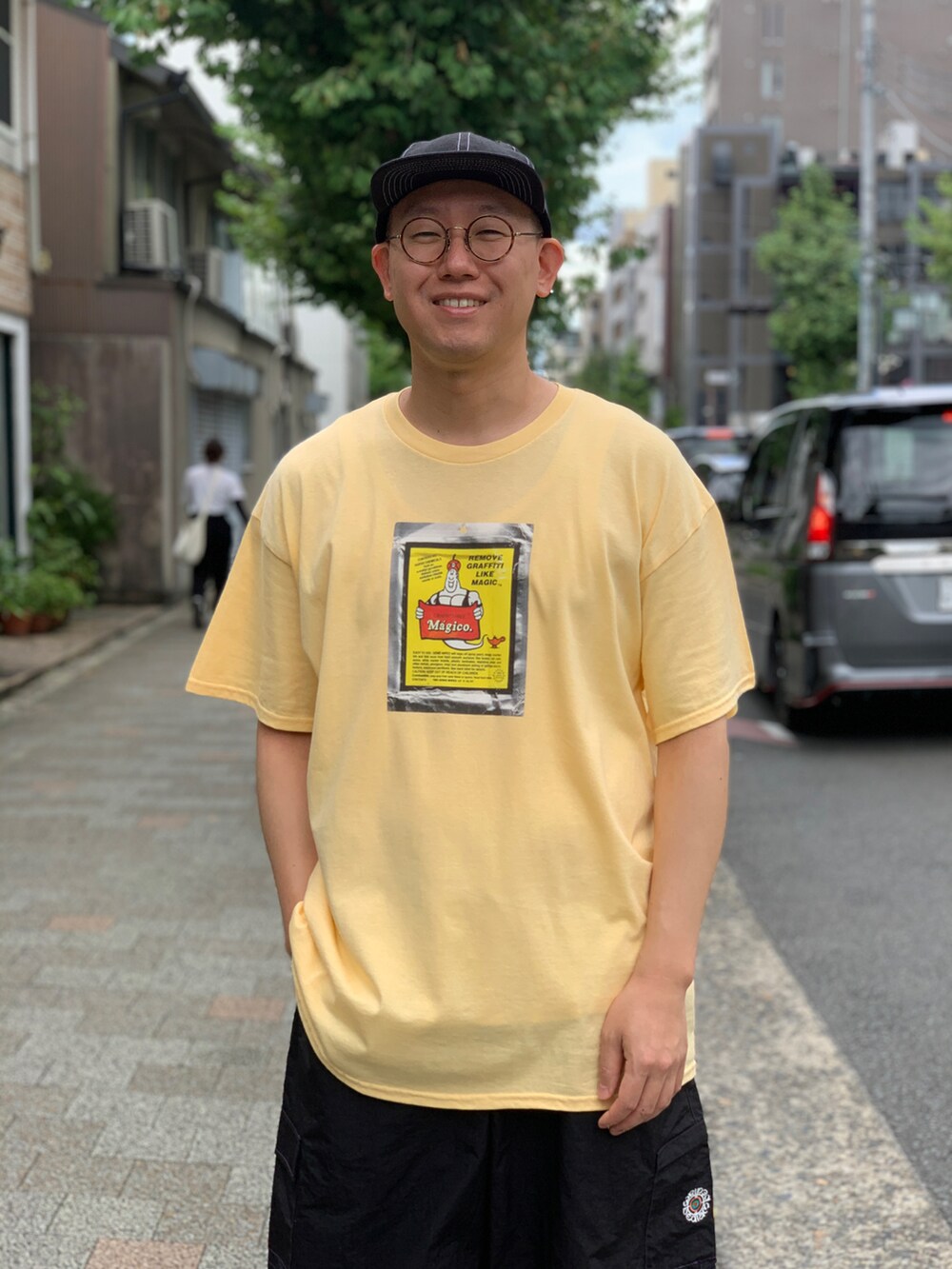 ブラック系のスニーカー、ブラック系のその他パンツを着用したメンズの秋コーディネートの4枚目の写真