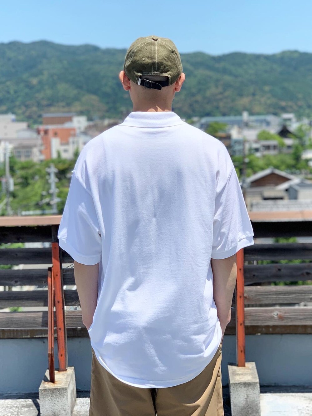 ベージュ系のスニーカーを着用したメンズの夏コーディネートの4枚目の写真