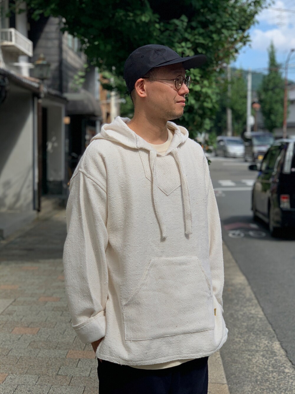 ブルー系のチノパンツを着用したメンズの秋コーディネートの3枚目の写真