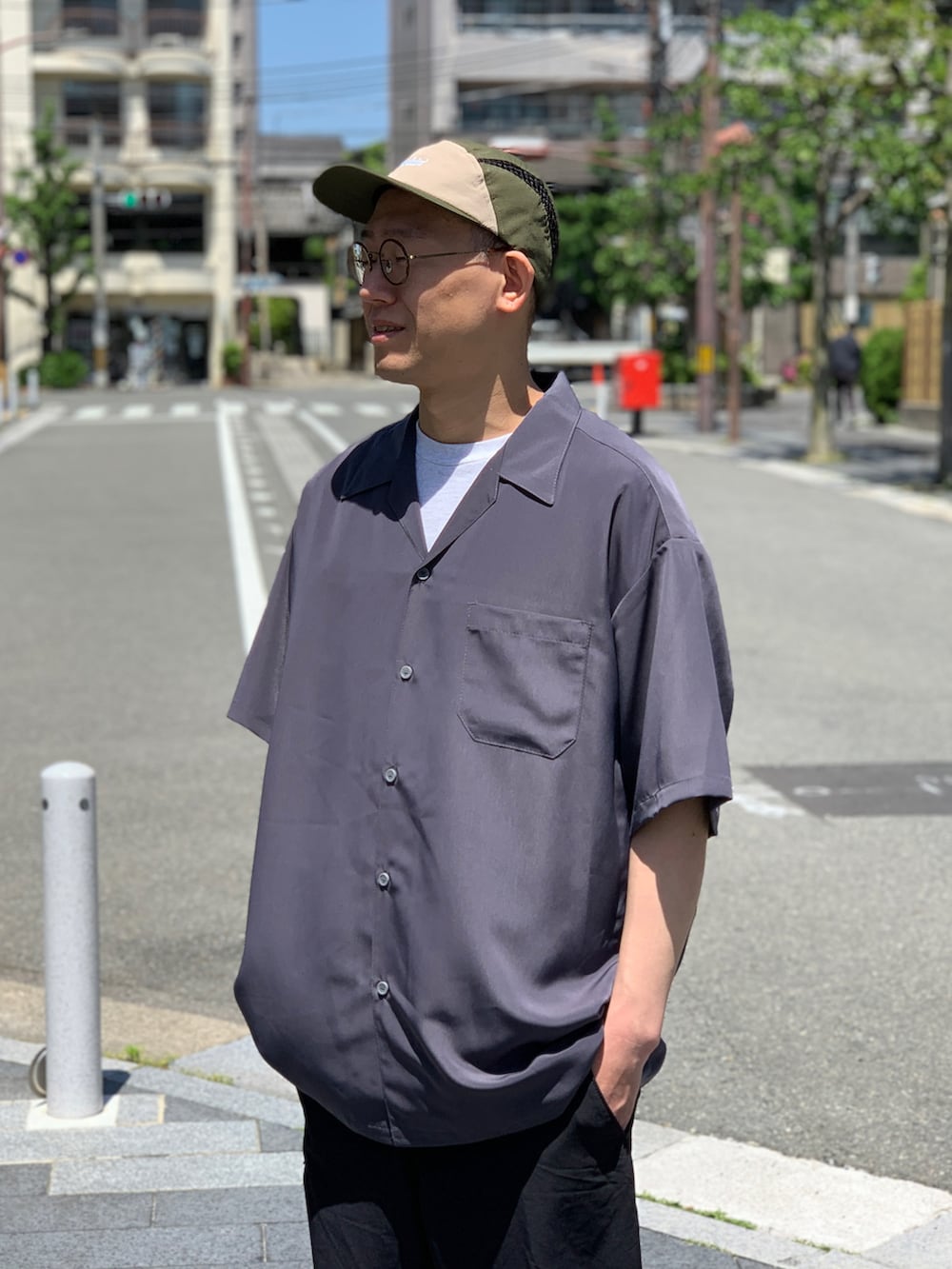 グレー系のシャツ/ブラウスを着用したメンズの夏コーディネートの3枚目の写真