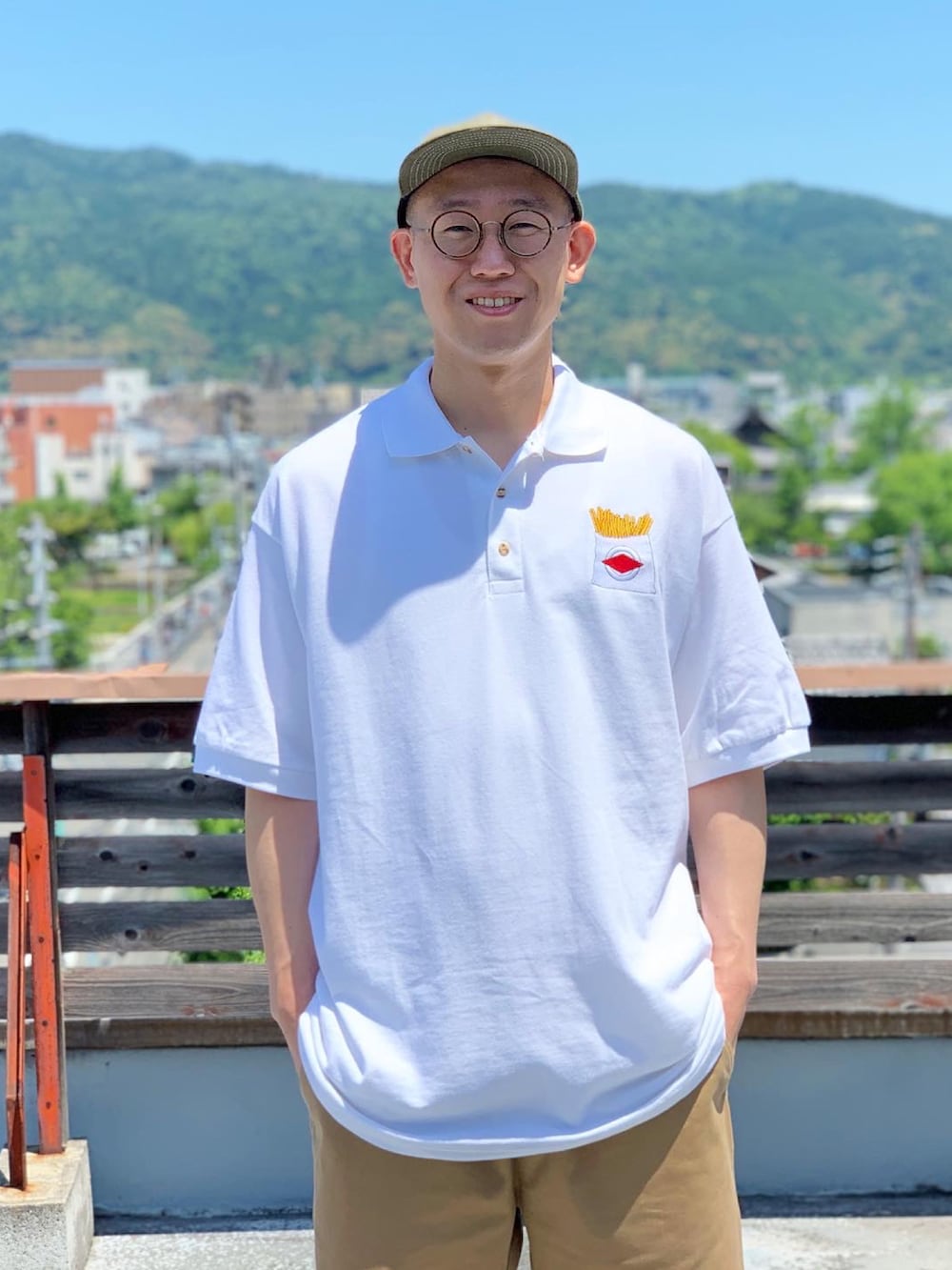 ベージュ系のスニーカーを着用したメンズの夏コーディネートの2枚目の写真