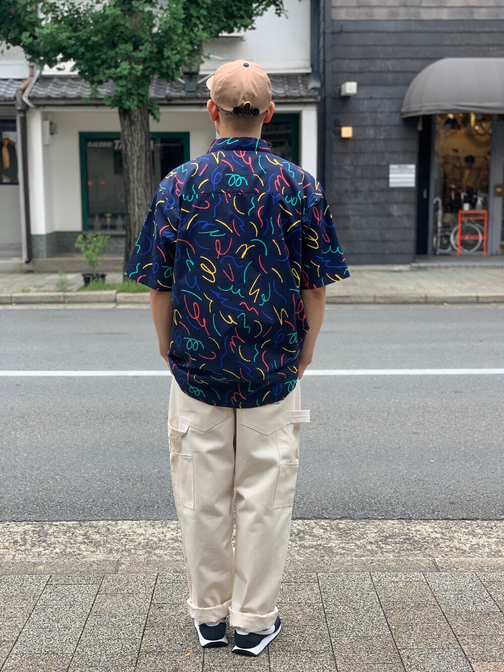 ベージュ系のチノパンツを着用したメンズの秋コーディネートの2枚目の写真