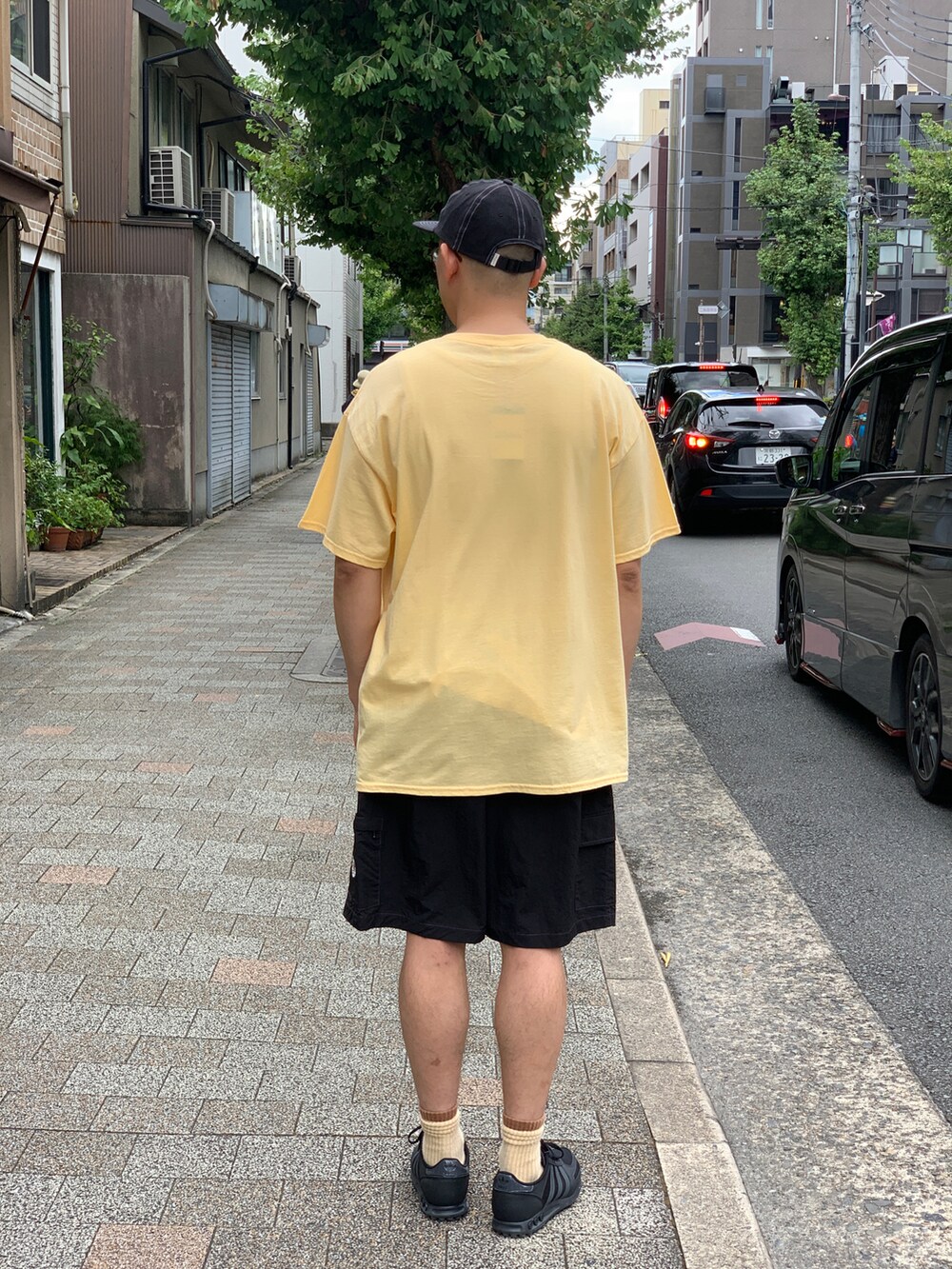 ブラック系のスニーカー、ブラック系のその他パンツを着用したメンズの秋コーディネートの2枚目の写真