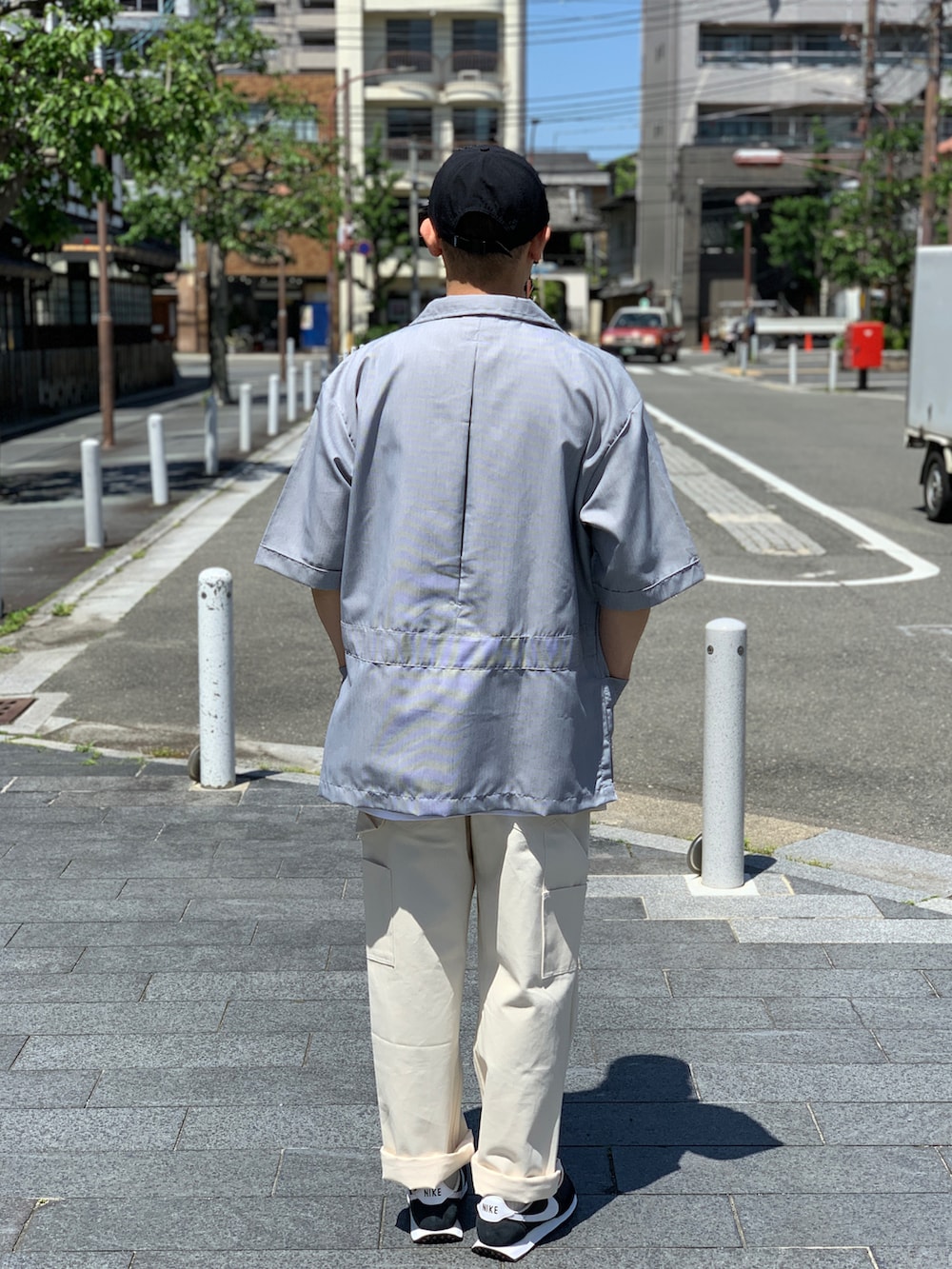 ホワイト系のTシャツ/カットソーを着用したメンズの夏コーディネートの2枚目の写真