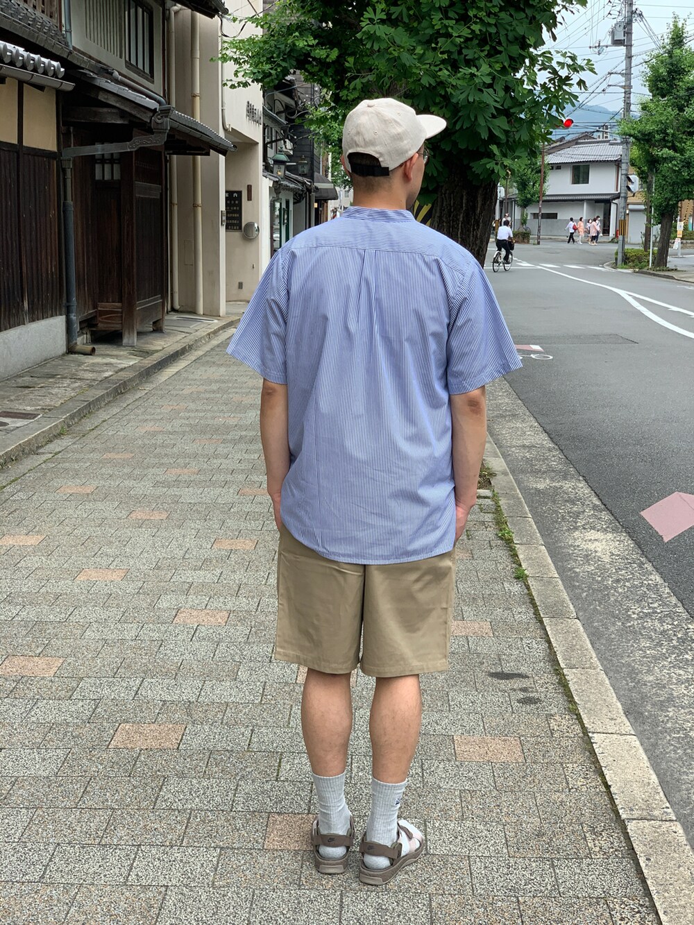 ベージュ系のチノパンツ、ブルー系のシャツ/ブラウスを着用したメンズの秋コーディネートの2枚目の写真