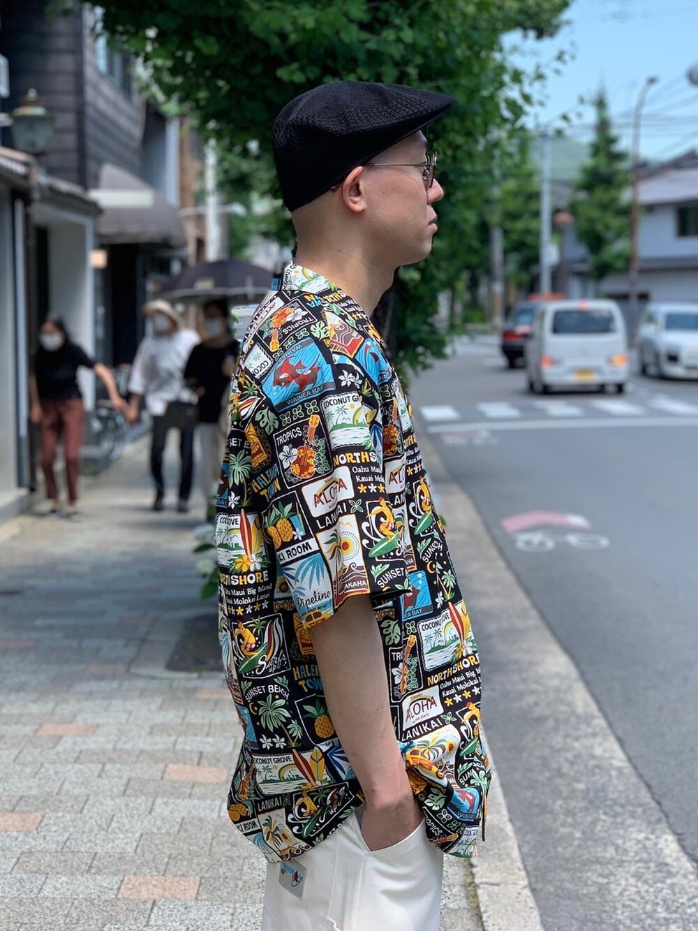 ホワイト系のその他パンツ、その他のシャツ/ブラウス、ブラック系のスニーカーを着用したメンズの夏コーディネートの2枚目の写真