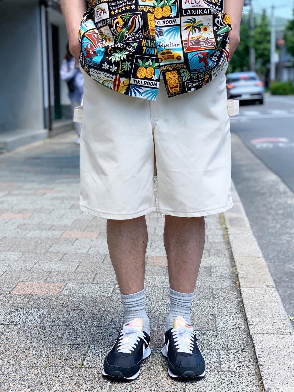 ホワイト系のその他パンツ、その他のシャツ/ブラウス、ブラック系のスニーカーを着用したメンズの夏コーディネートの4枚目の写真