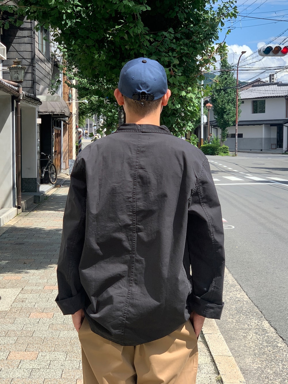 ベージュ系のチノパンツを着用したメンズの秋コーディネートの5枚目の写真