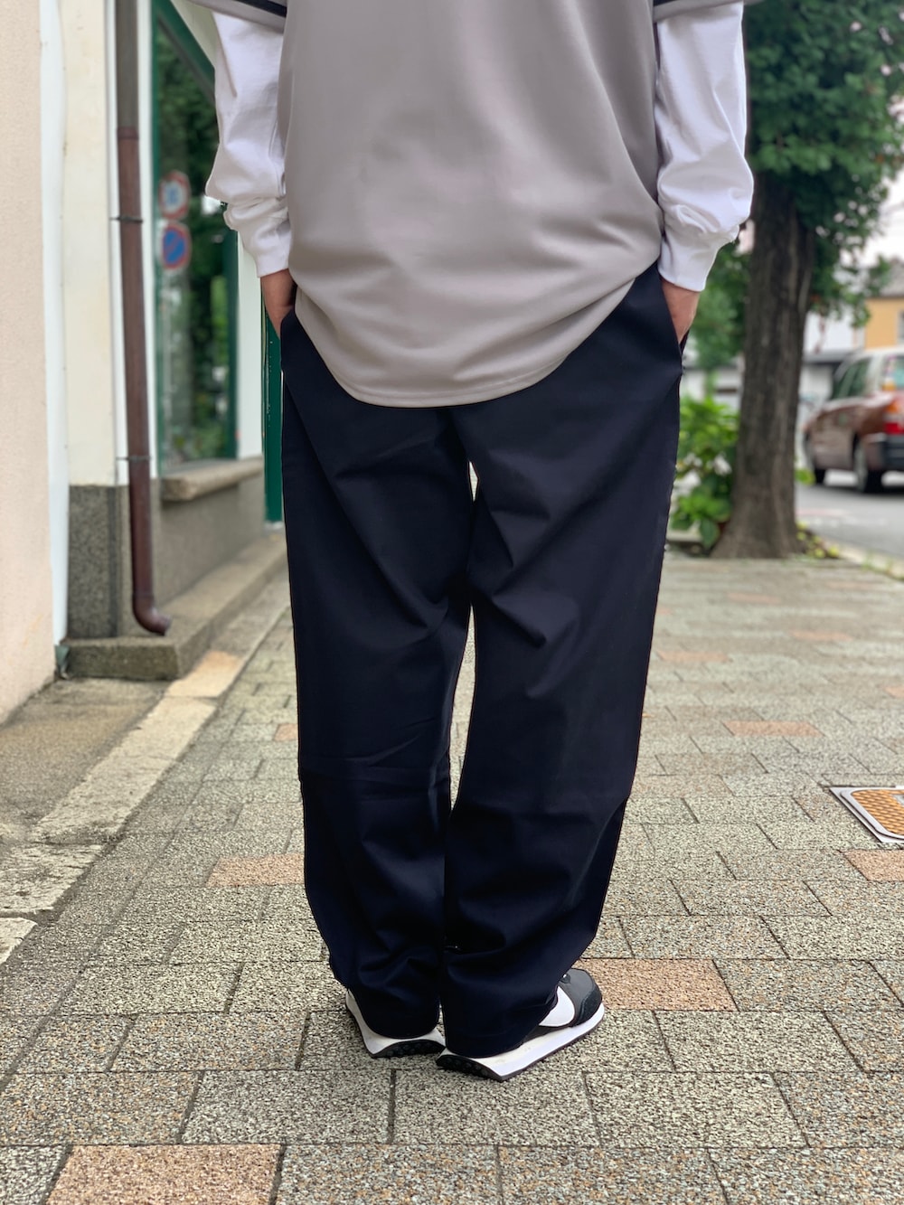 ブルー系のチノパンツを着用したメンズの秋コーディネートの5枚目の写真