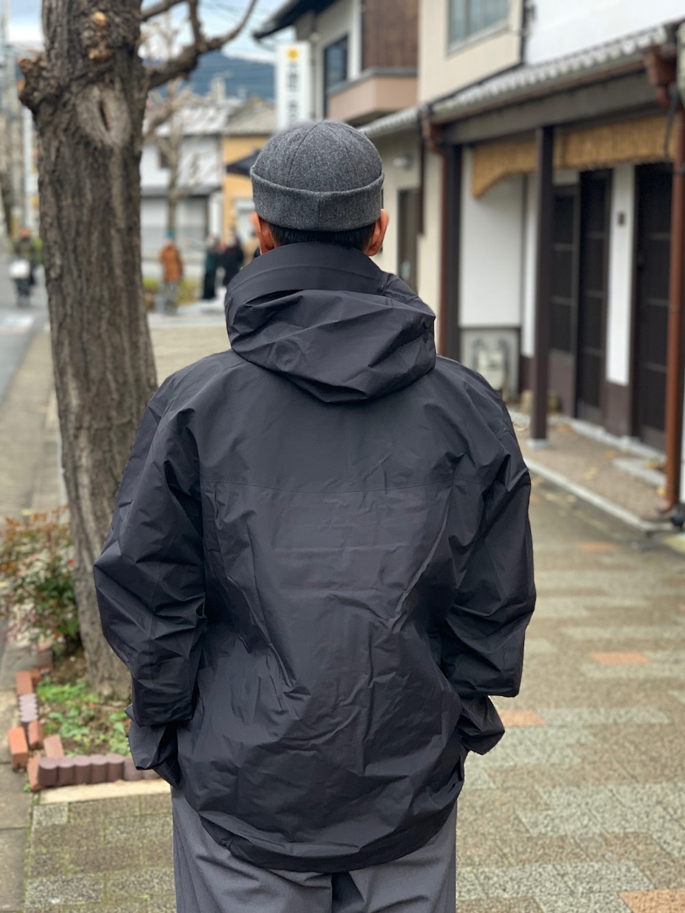 ブラック系のナイロンジャケットを着用したメンズの冬コーディネートの5枚目の写真