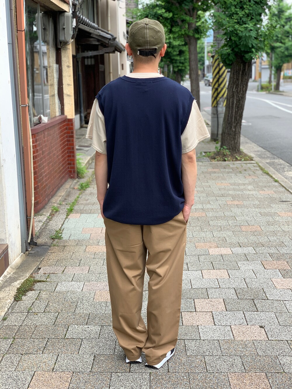 ブラック系のスニーカーを着用したメンズの夏コーディネートの2枚目の写真