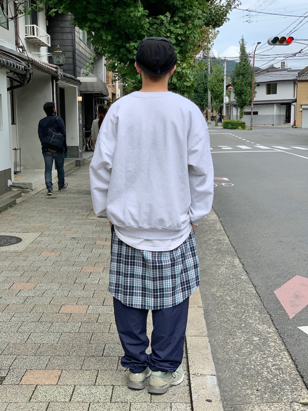 グレー系のスウェットを着用したメンズの秋コーディネートの2枚目の写真