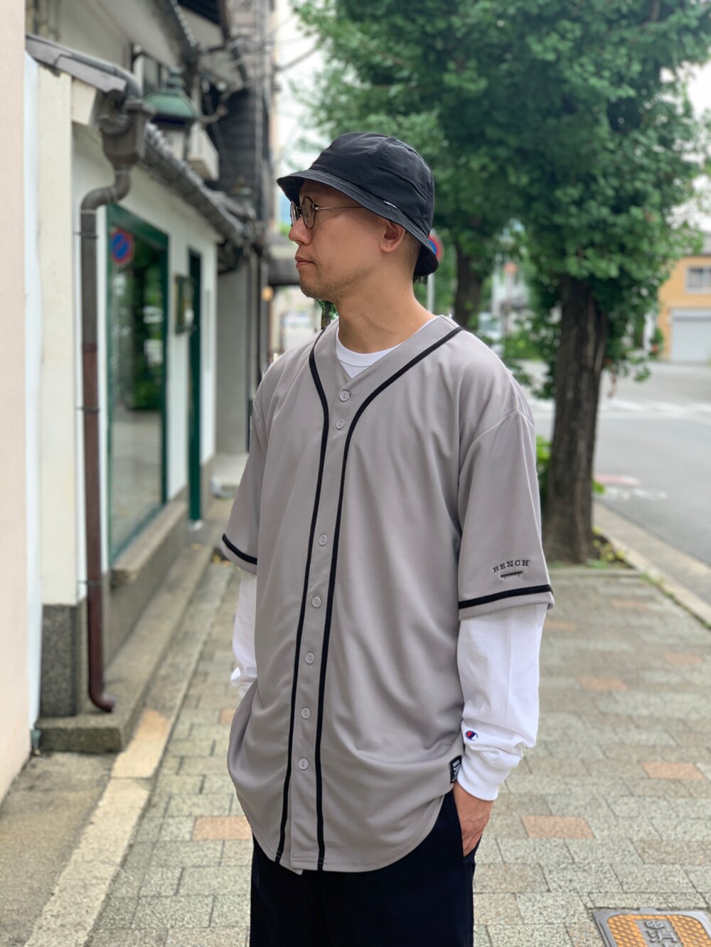 ブルー系のチノパンツを着用したメンズの秋コーディネートの3枚目の写真