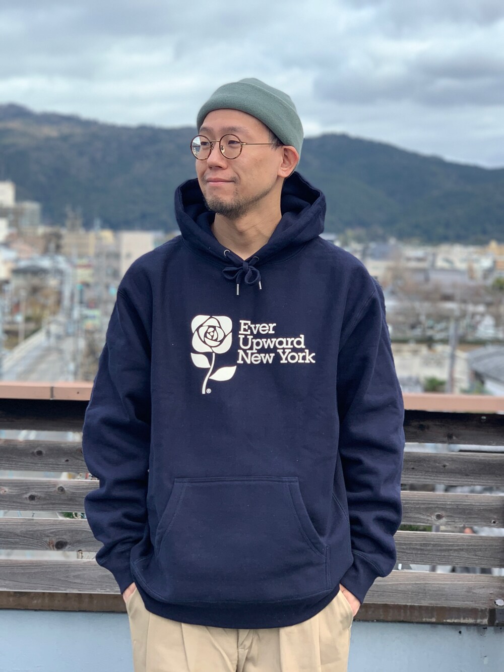 ブルー系のその他アウターを着用したメンズの春コーディネートの3枚目の写真