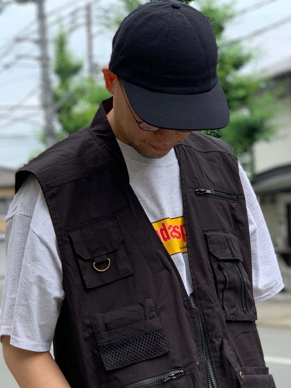 ブラック系のチノパンツを着用したメンズの夏コーディネートの5枚目の写真