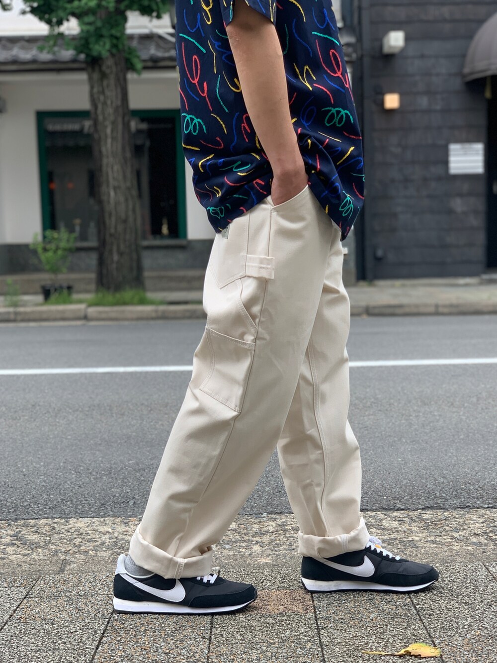 ベージュ系のチノパンツを着用したメンズの秋コーディネートの5枚目の写真