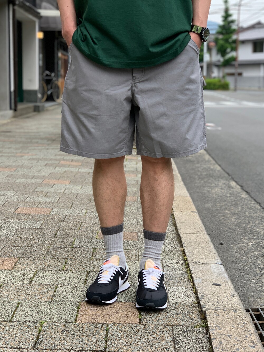 ブラック系のスニーカー、グリーン系のTシャツ/カットソーを着用したメンズの夏コーディネートの5枚目の写真