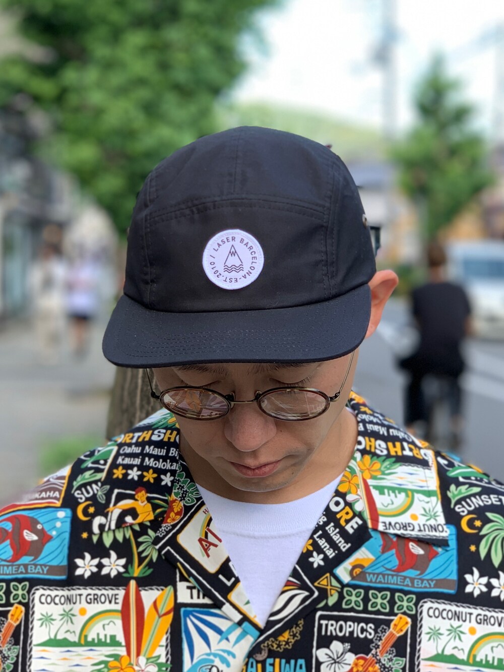 ブラック系のスニーカーを着用したメンズの秋コーディネートの4枚目の写真