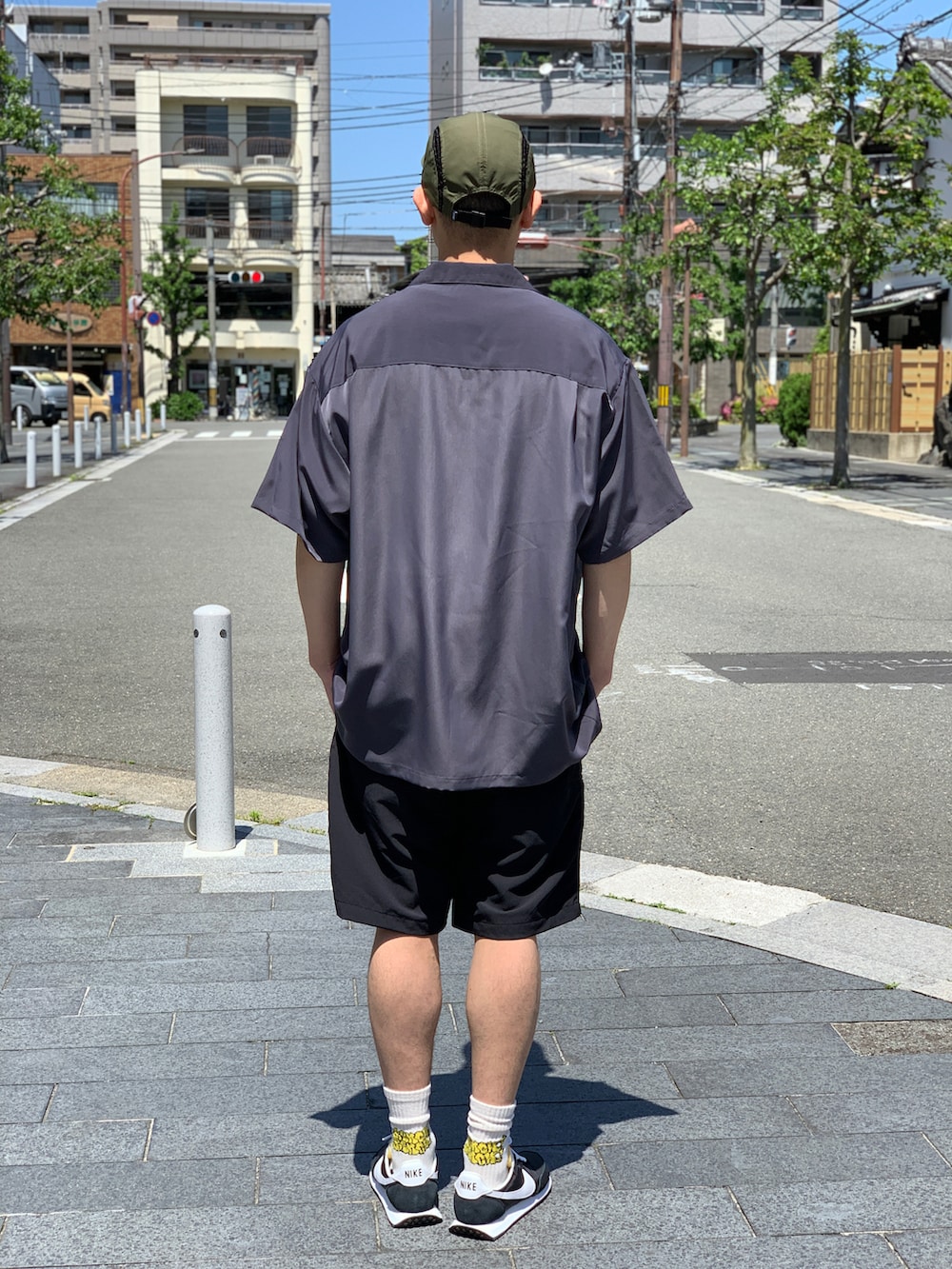 グレー系のシャツ/ブラウスを着用したメンズの夏コーディネートの2枚目の写真