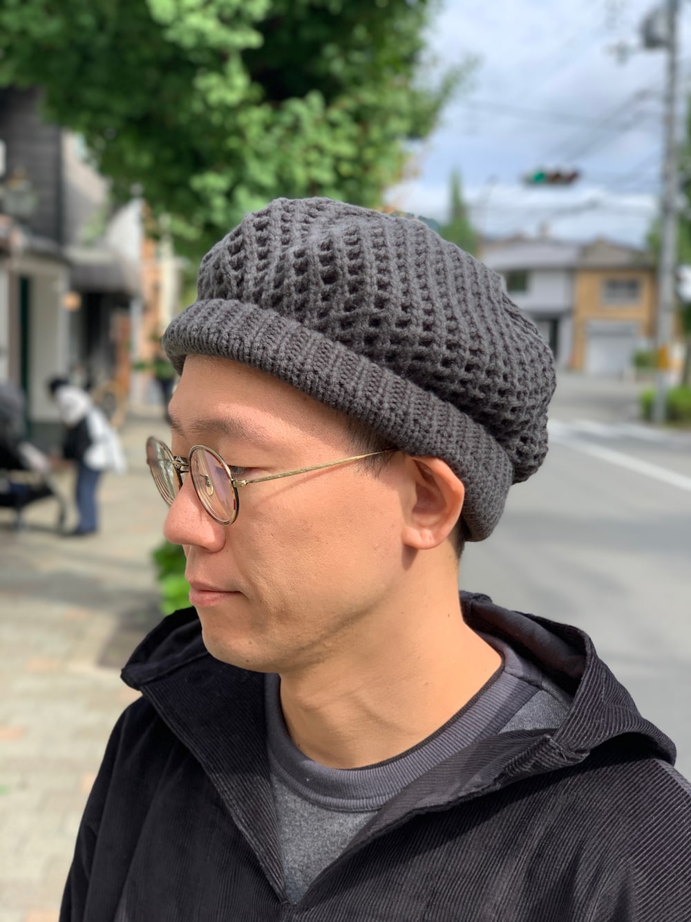 ブラック系のジャケット/アウターを着用したメンズの秋コーディネートの5枚目の写真