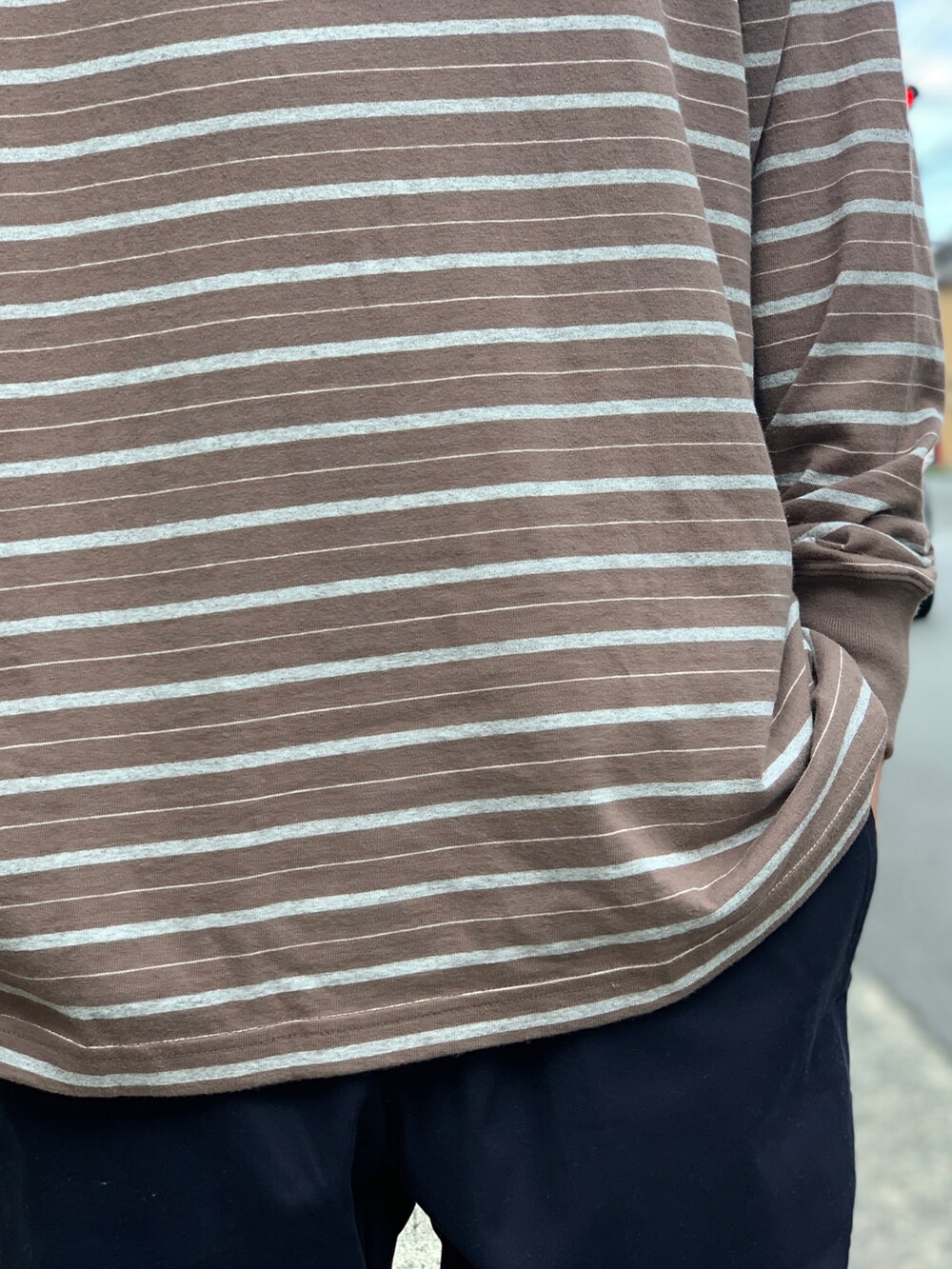 ブルー系のチノパンツ、ブラウン系のTシャツ/カットソーを着用したメンズの秋コーディネートの5枚目の写真