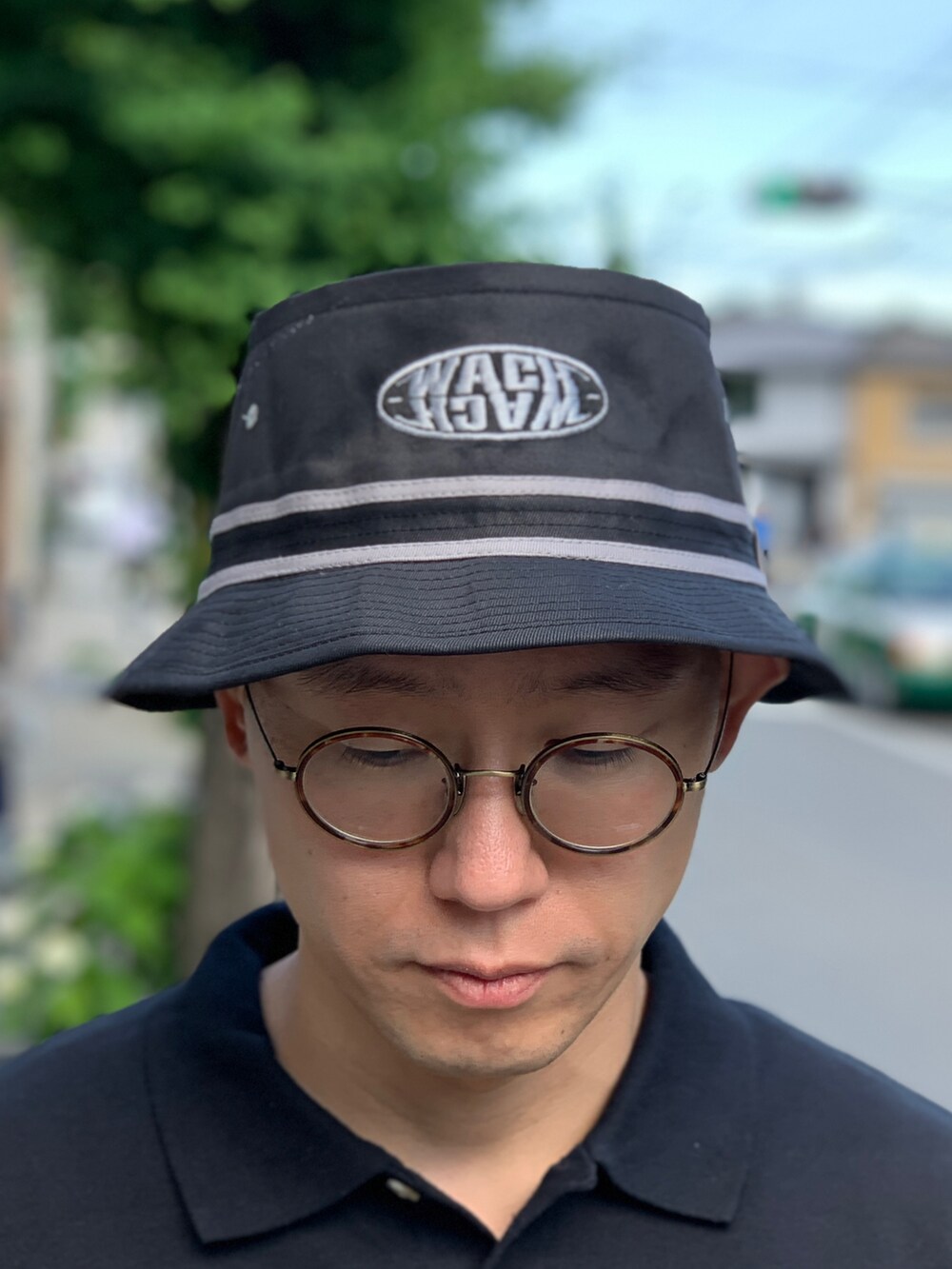 ブラック系のポロシャツ、パープル系のその他パンツ、ブラック系のスニーカーを着用したメンズの夏コーディネートの3枚目の写真